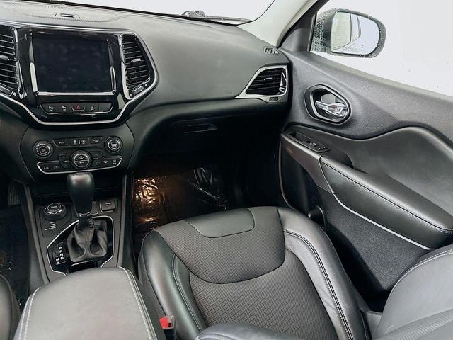 Photo of 2022 White Jeep Cherokee