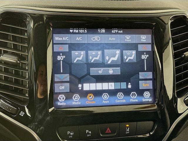 Photo of 2022 White Jeep Cherokee