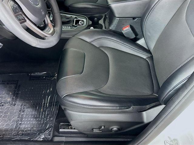 Photo of 2022 White Jeep Cherokee