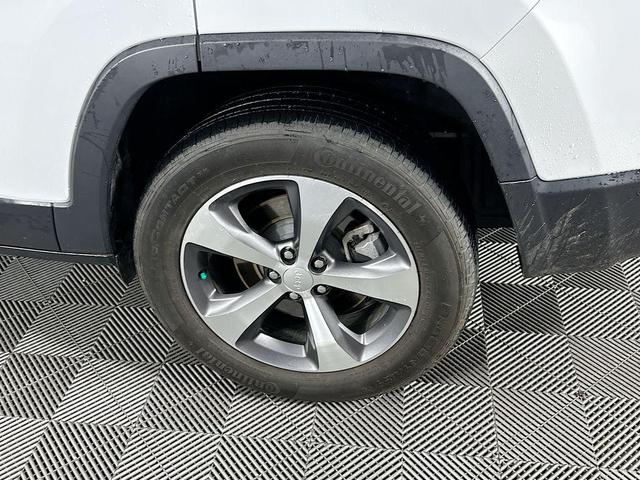 Photo of 2022 White Jeep Cherokee