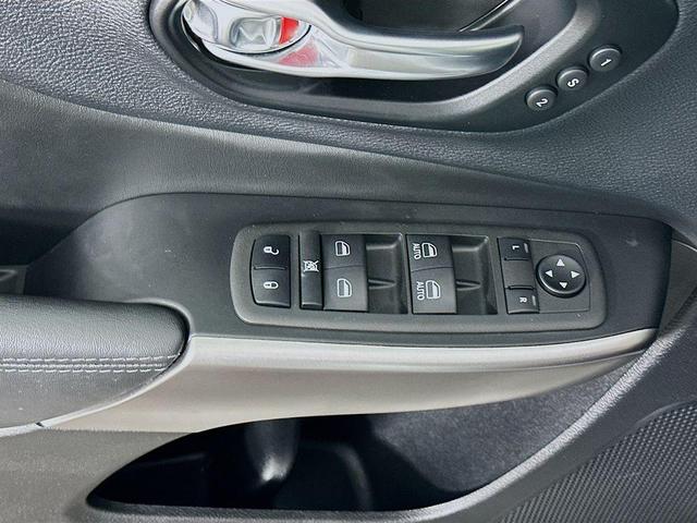 Photo of 2022 White Jeep Cherokee