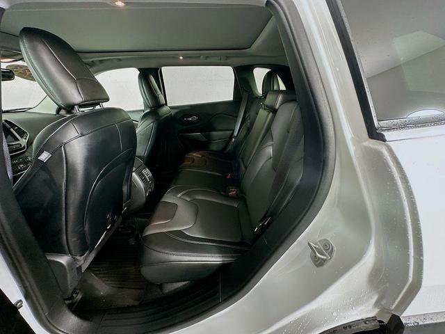 Photo of 2022 White Jeep Cherokee