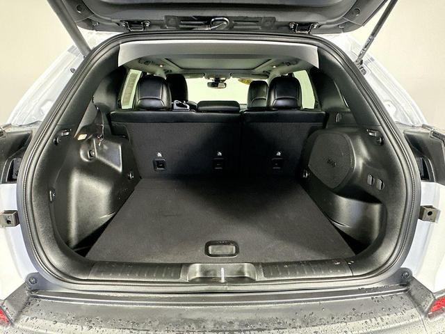 Photo of 2022 White Jeep Cherokee