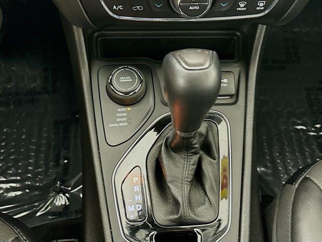 Photo of 2022 White Jeep Cherokee