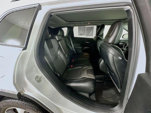 Photo of 2022 White Jeep Cherokee