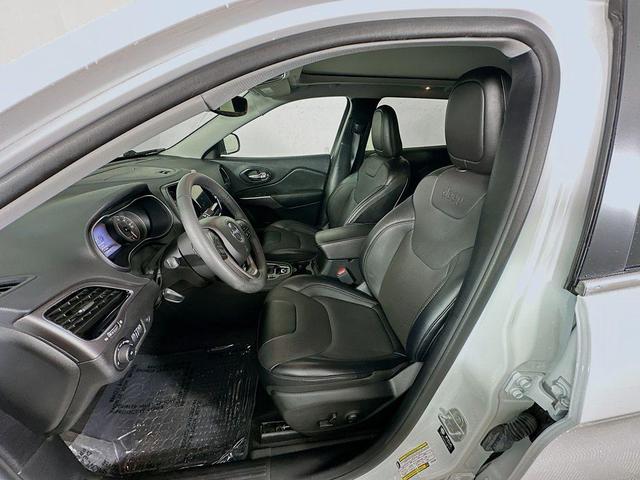 Photo of 2022 White Jeep Cherokee