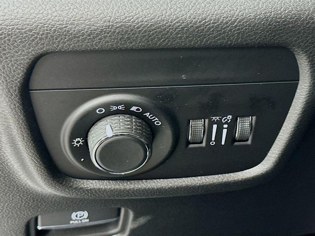 Photo of 2023 Silver Jeep Grand Cherokee