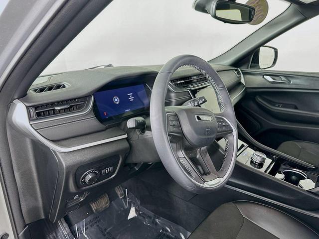 Photo of 2023 Silver Jeep Grand Cherokee