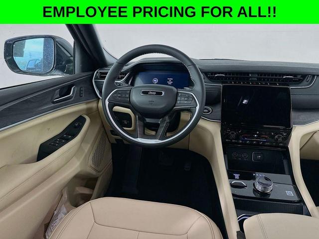 Photo of 2025 White Jeep Grand Cherokee L