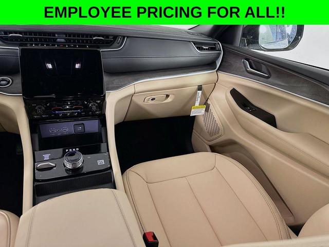 Photo of 2025 White Jeep Grand Cherokee L