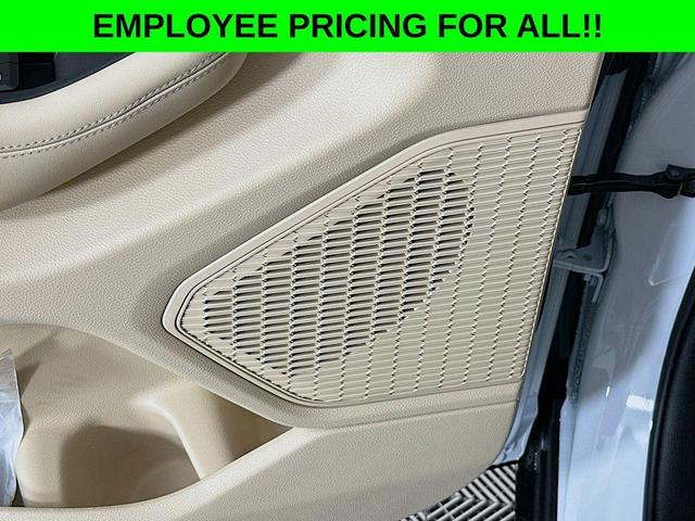 Photo of 2025 White Jeep Grand Cherokee L
