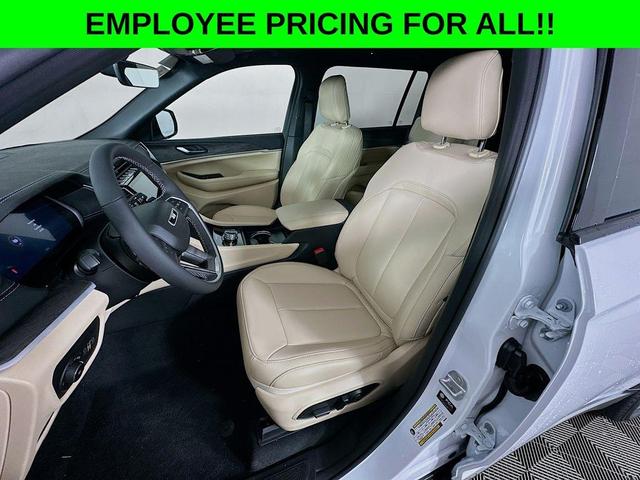 Photo of 2025 White Jeep Grand Cherokee L