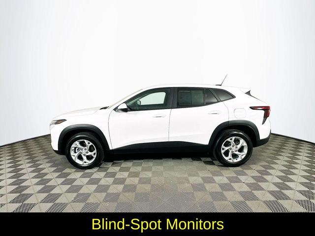 Photo of 2024 White Chevrolet Trax