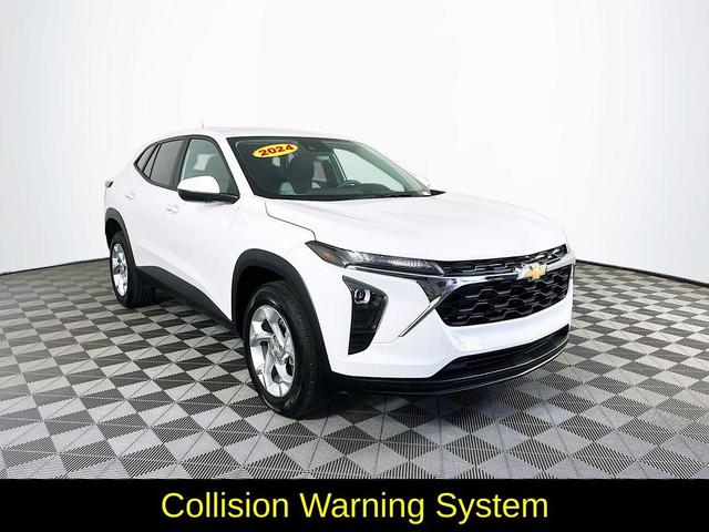 Photo of 2024 White Chevrolet Trax