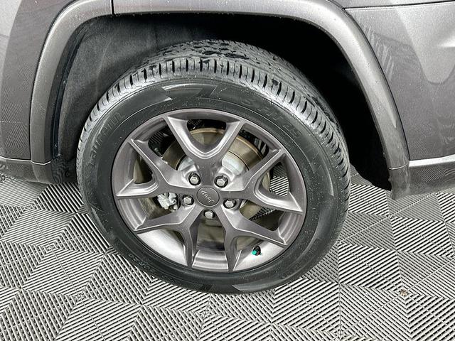 Photo of 2021 Gray Jeep Grand Cherokee