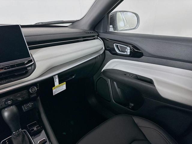 Photo of 2025 Silver Jeep Compass