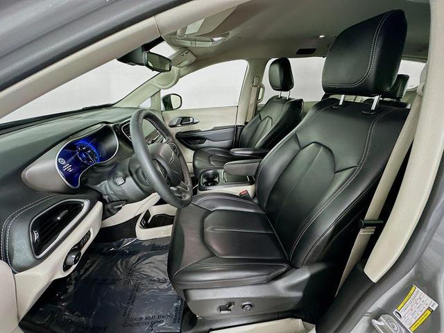 Photo of 2023 Gray Chrysler Pacifica