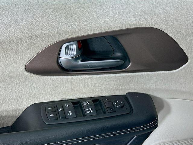 Photo of 2023 Silver Chrysler Voyager