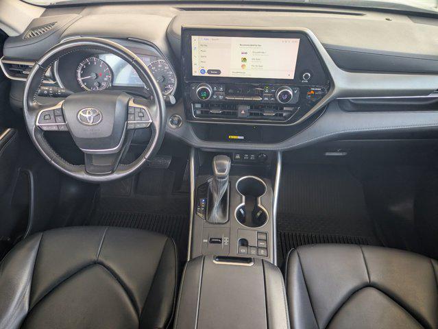 Photo of 2023 Celestial Silver Metallic Toyota Highlander
