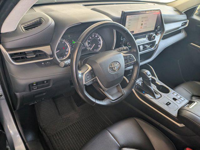 Photo of 2023 Celestial Silver Metallic Toyota Highlander