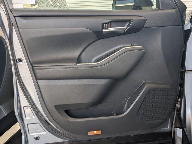 Photo of 2023 Celestial Silver Metallic Toyota Highlander