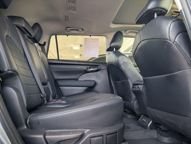 Photo of 2023 Celestial Silver Metallic Toyota Highlander