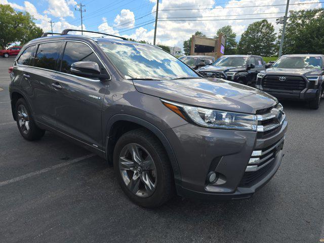 Photo of 2017 Predawn Gray Mica Toyota Highlander Hybrid
