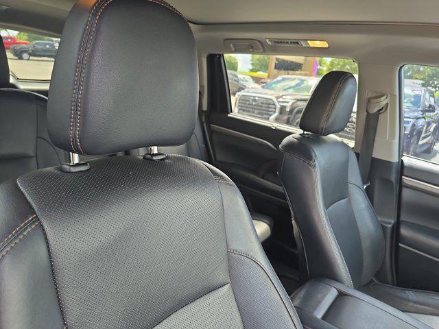Photo of 2017 Predawn Gray Mica Toyota Highlander Hybrid