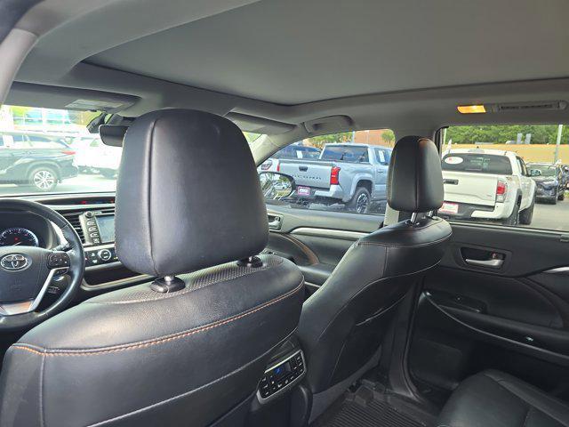 Photo of 2017 Predawn Gray Mica Toyota Highlander Hybrid