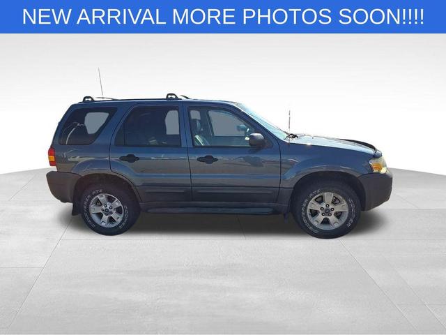 Photo of 2005 Blue Ford Escape