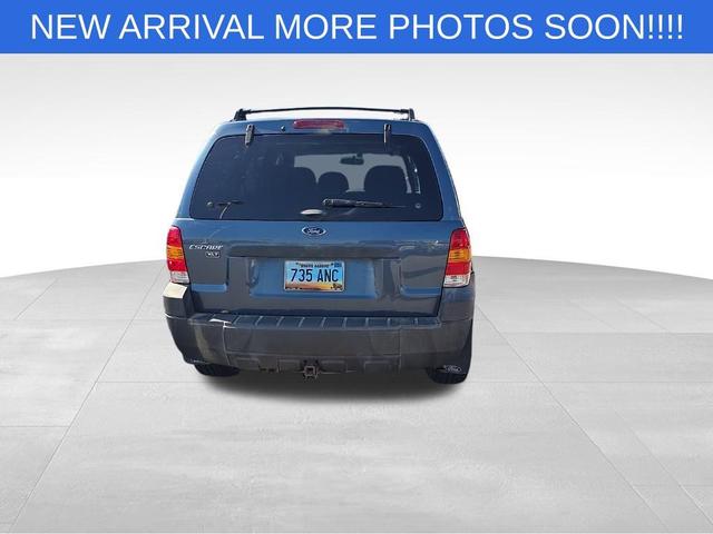 Photo of 2005 Blue Ford Escape