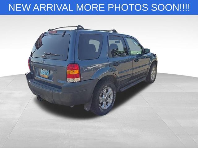 Photo of 2005 Blue Ford Escape