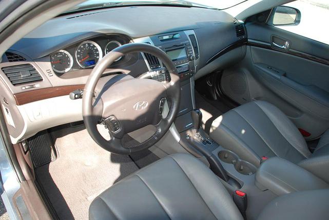 Photo of 2010 Medium Silver Blue Metallic Hyundai SONATA