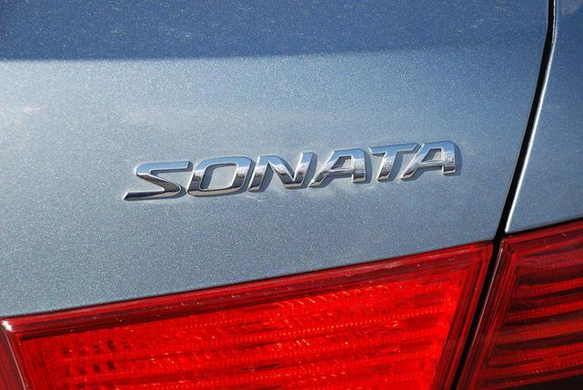 Photo of 2010 Medium Silver Blue Metallic Hyundai SONATA