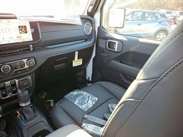 Photo of 2025 Bright White Clearcoat Jeep Wrangler
