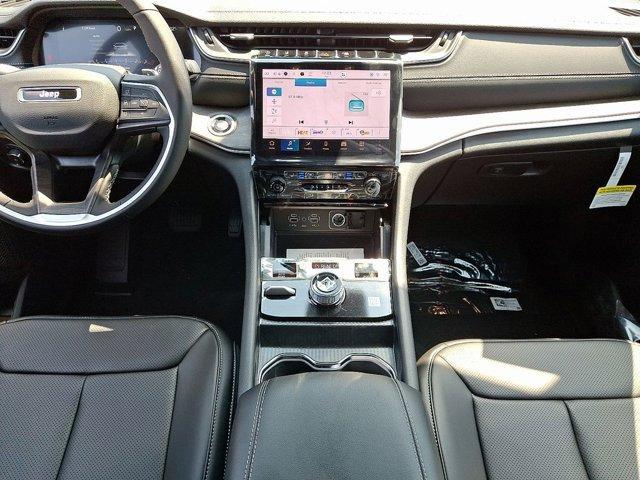 Photo of 2025 Diamond Black Jeep Grand Cherokee L