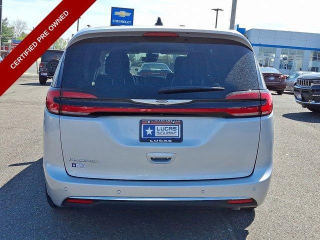 Photo of 2024 Silver Mist Clearcoat Chrysler Pacifica