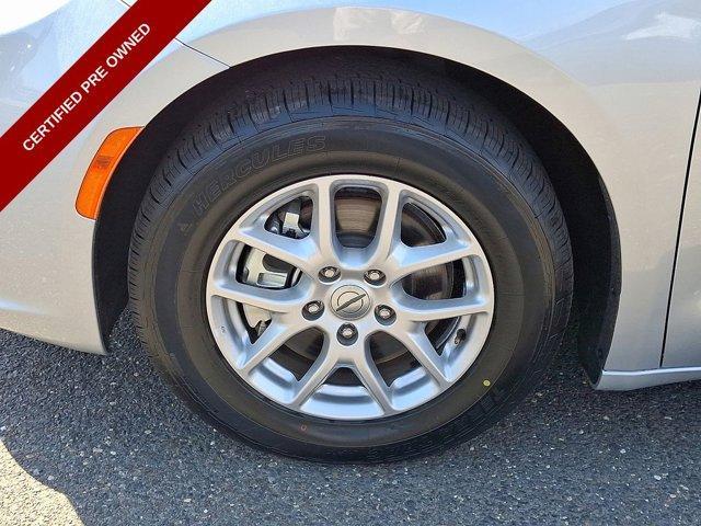 Photo of 2024 Silver Mist Clearcoat Chrysler Pacifica