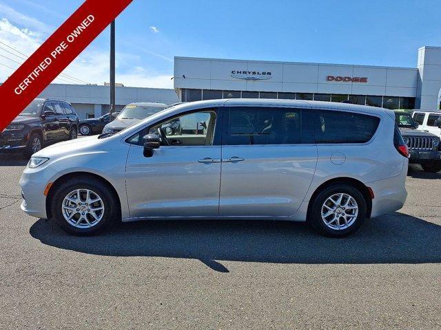 Photo of 2024 Silver Mist Clearcoat Chrysler Pacifica