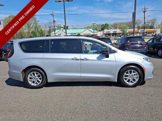 Photo of 2024 Silver Mist Clearcoat Chrysler Pacifica