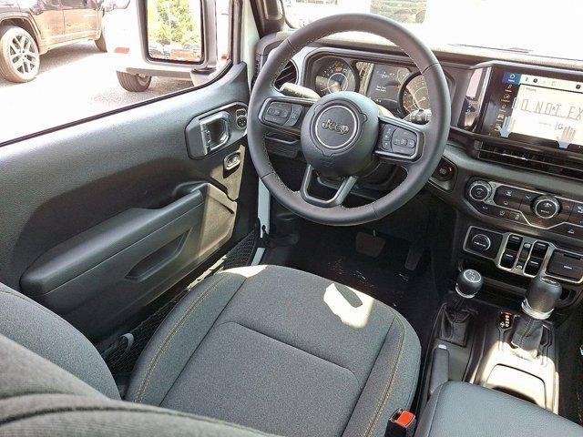 Photo of 2025 Bright White Clearcoat Jeep Wrangler