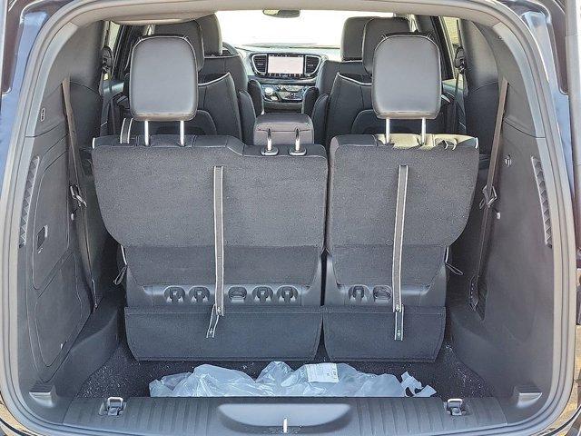 Photo of 2023 Brilliant Black Crystal Pearlcoat Chrysler Pacifica Hybrid