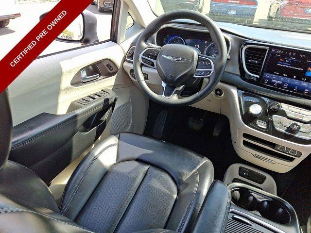 Photo of 2023 Brilliant Black Crystal Pearlcoat Chrysler Pacifica