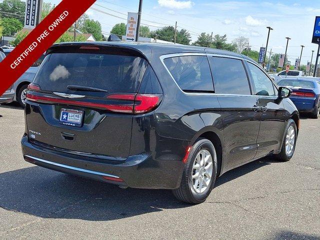 Photo of 2023 Brilliant Black Crystal Pearlcoat Chrysler Pacifica