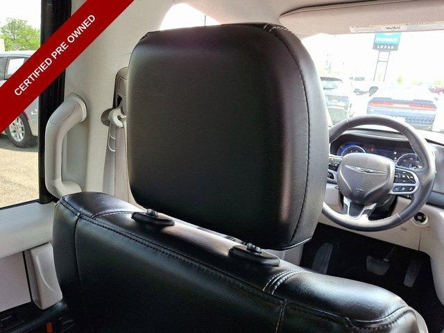 Photo of 2023 Brilliant Black Crystal Pearlcoat Chrysler Pacifica