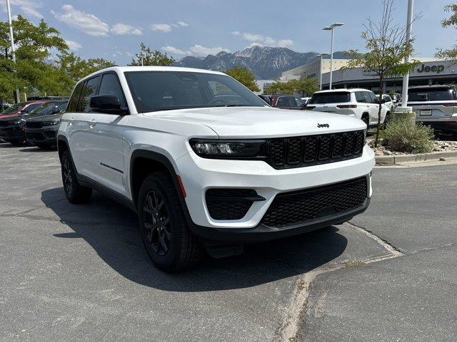Photo of 2025 Bright White Clearcoat Jeep Grand Cherokee