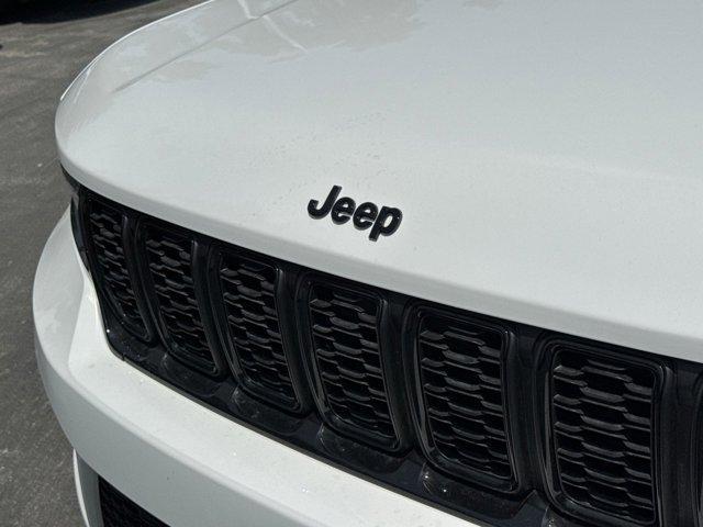 Photo of 2025 Bright White Clearcoat Jeep Grand Cherokee