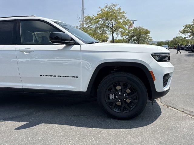 Photo of 2025 Bright White Clearcoat Jeep Grand Cherokee