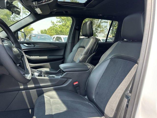 Photo of 2025 Bright White Clearcoat Jeep Grand Cherokee