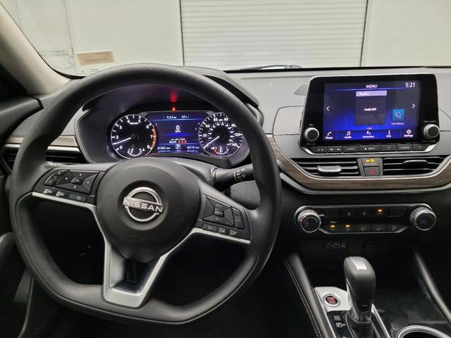 Photo of 2023 Brilliant Silver Metallic Nissan Altima